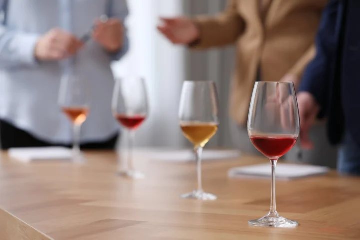 Proefglazen op tafel, van wit en rosé naar rood